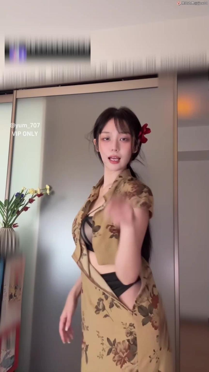 活力甜美的骚舞网红 玉米 旗袍解开露黑丝内衣，直接跳进我鸡巴里 预览截图 7