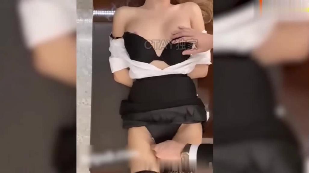 【马来西亚电竞女主持二期‘颜妃’被土豪用钱砸脸事件】真实揭秘人气女神私下糜烂面纱性感高颜电竞女神沦为有钱人玩物被粗暴对待下狠手抽打委屈到要哭,三点全裸扒光对着美酮拍下粉嫩小逼堪比处女-最全完整版重口解压强烈推荐 预览截图 6