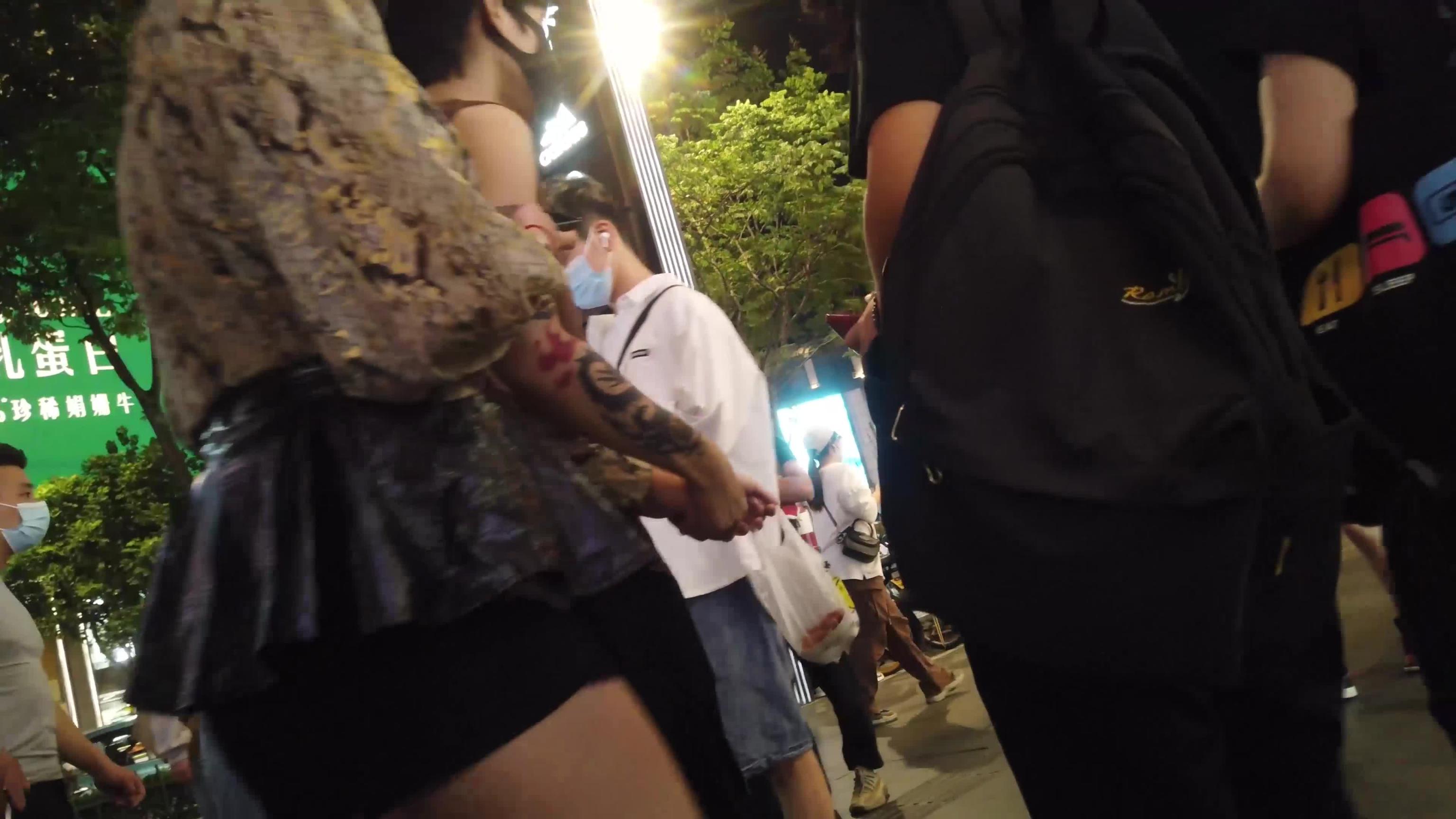 气质美女齐逼短裙蜂腰翘臀丁字裤 预览截图 1
