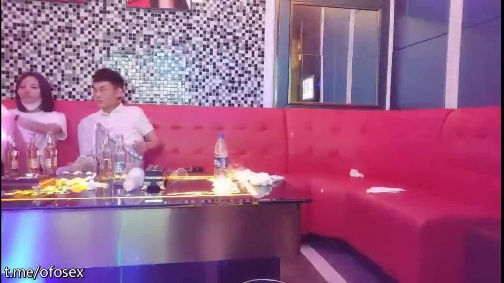【歌厅探花】第一个公主太没劲，喊来短髮气质小美女，苗条美乳，唱唱歌喝喝酒，裸体相见近距离接触 预览截图 12