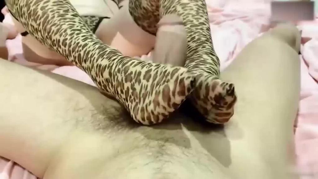 【叔嫂乱伦】大哥不在家_母狗嫂子穿着豹纹情趣丝袜勾引我_肥逼大淫娃 预览截图 2