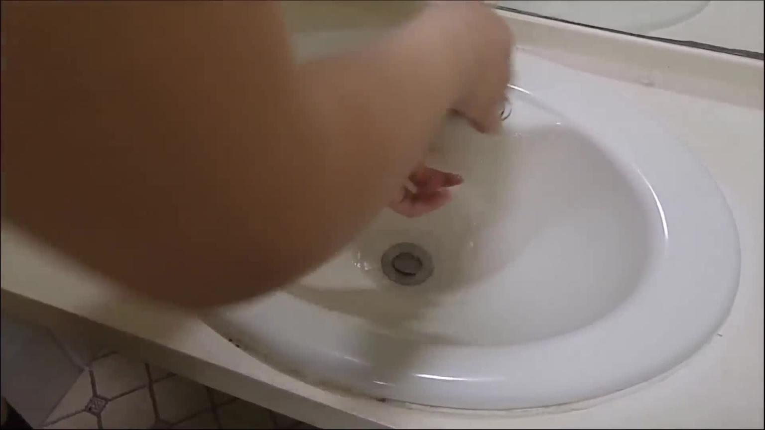 刚下班的银行小白领在洗手间一边和王经理打电话开一边 预览截图 9
