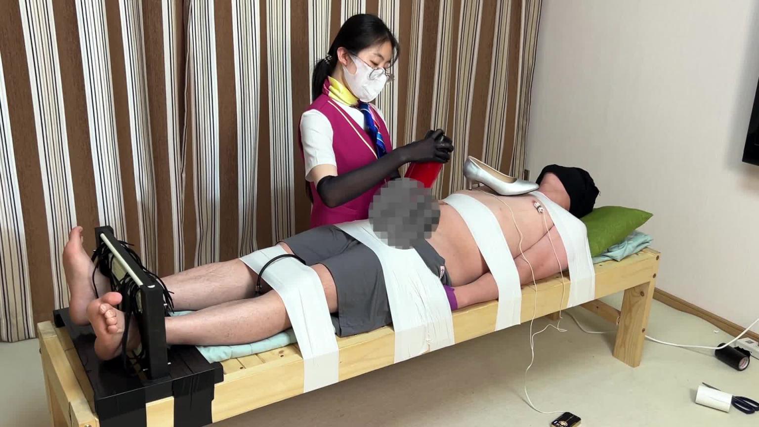 【黑魔法师】尾随空姐被抓住的倒霉男子,屁股被塞上充气塞子,乳T郊狼电击乳夹,脚枷,丝责 预览截图 12