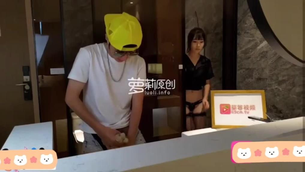 外甥洗澡拿舅妈丝袜自慰被发现后竟主动要求内射 这么风骚一定要操爽她 户型太好看了 预览截图 1