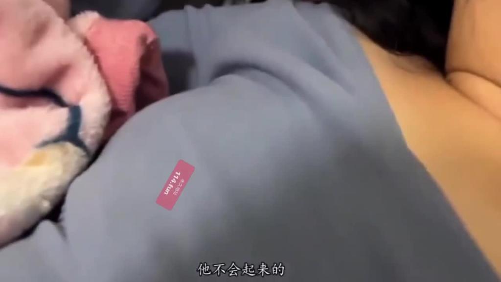 【母子乱伦】变态母子乱伦操逼 在醉酒老爸边上强操骚妈 抠瓦白虎骚逼 大鸡巴抽插内射高潮喷尿 对白淫荡 预览截图 2