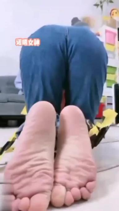 女王调教闺蜜喝圣水 预览截图 9