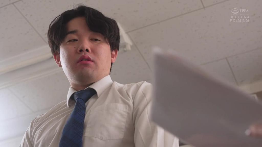 总是高高在上的女上司紬桑,每天被用无内裤丝袜足交管理射精的我 明里紬 PRED-785 预览截图 8