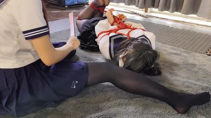 【绳欲club】新人樱花妹和小钰 黑丝 丝袜堵嘴 绝缘胶带zx 双人 女调女 预览截图 8