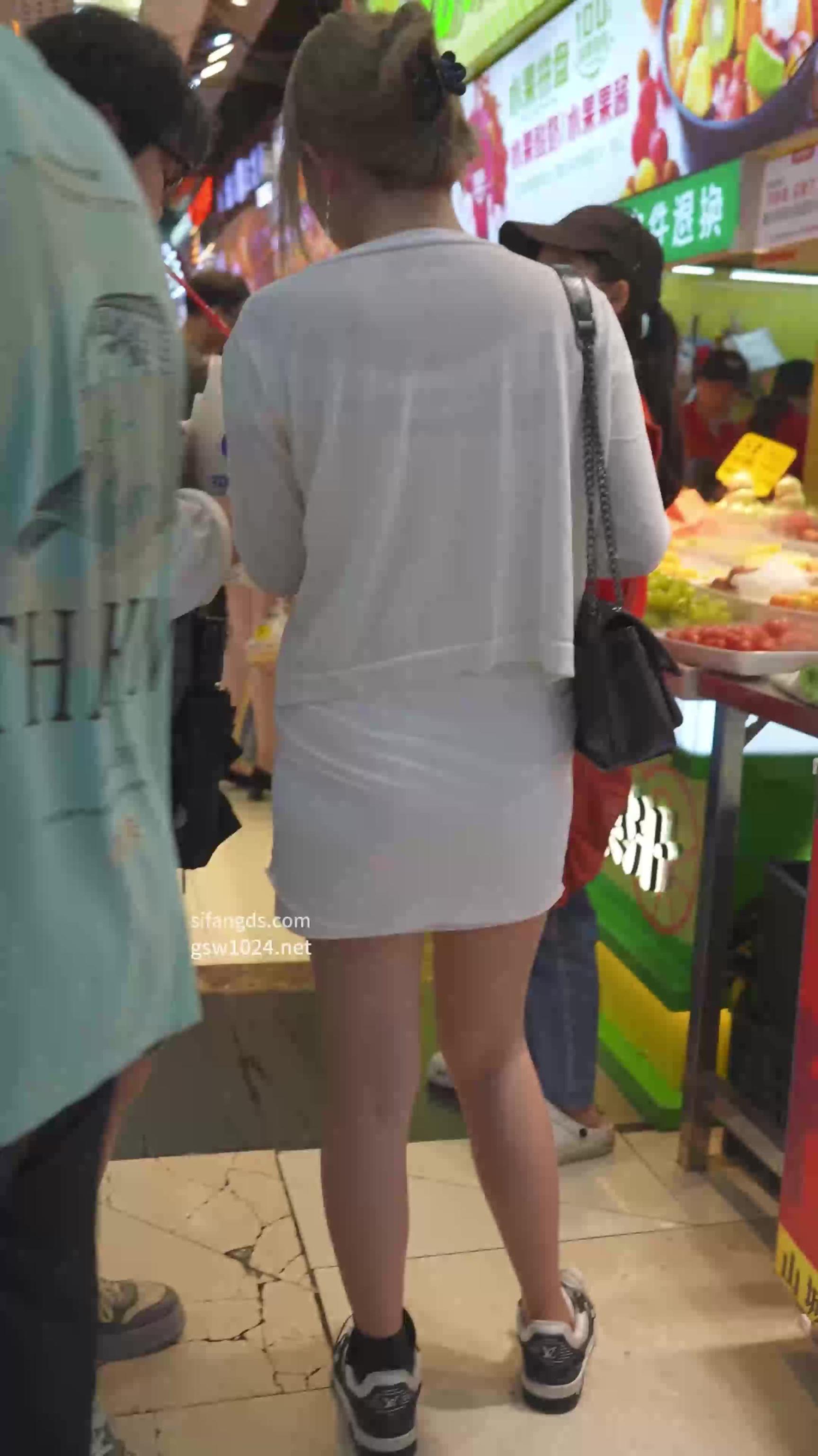 吃夜市小食遇性感短裙美人,那就得拍吧,还真色气的底裤 预览截图 2