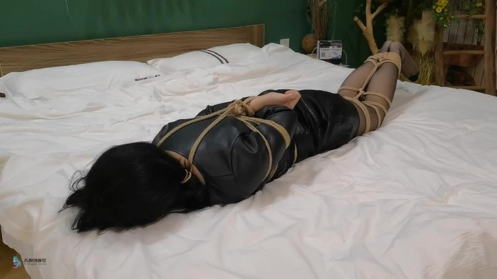 【JS】《神秘房间3》女白领贪图便宜入住公寓,被魔法绳子偷袭捆绑起来 预览截图 9