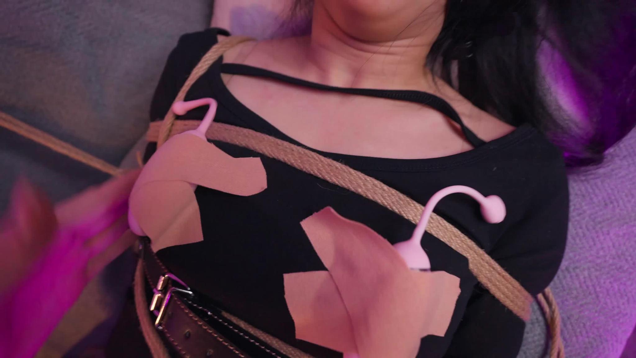 【丝米】《潜入美女家的大叔Ⅱ》美女回家路上,被大叔尾随,大叔偷偷潜入美女家中 预览截图 11