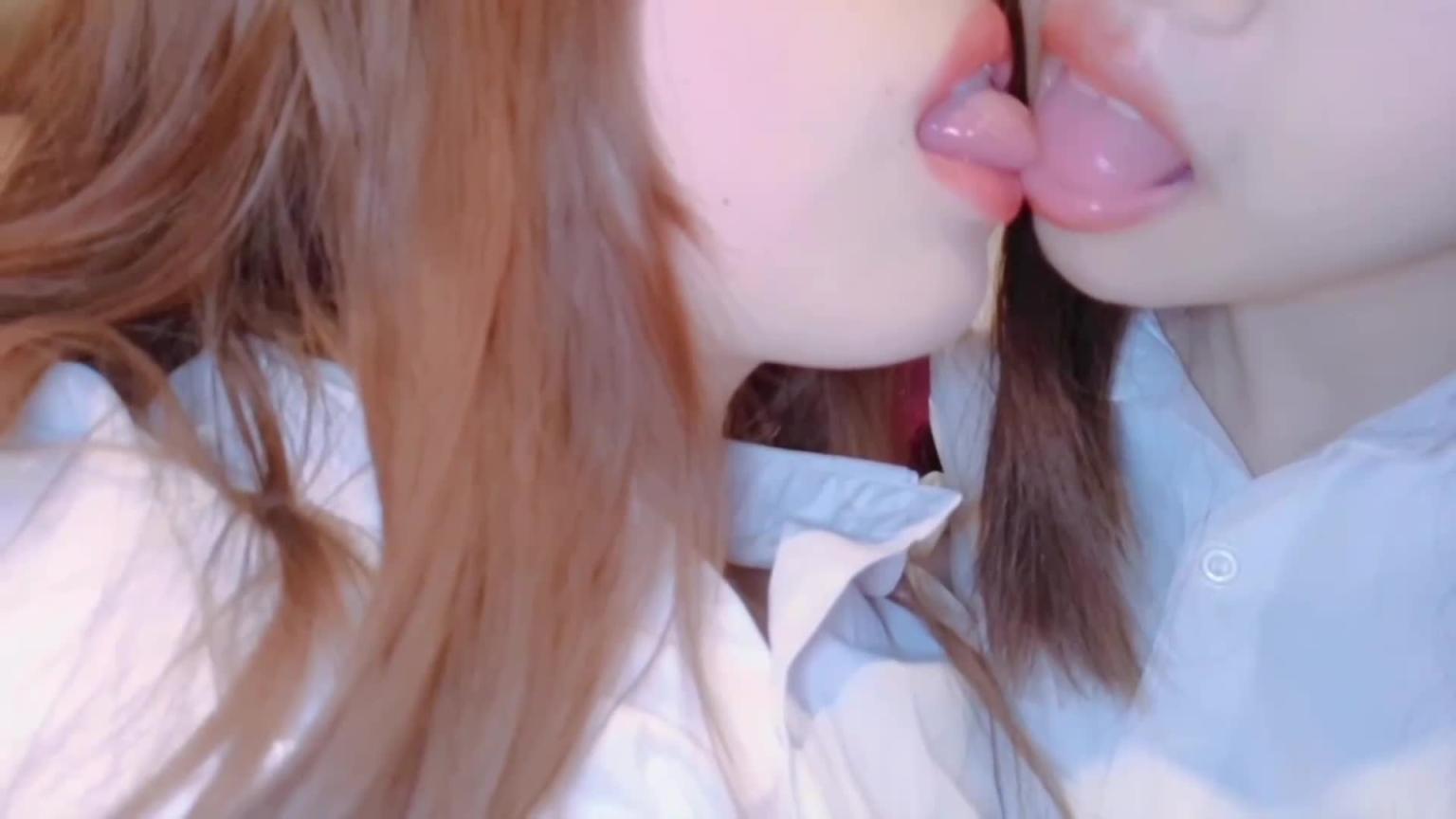 福利姬 镜子酱 KTV闺蜜激吻 预览截图 6