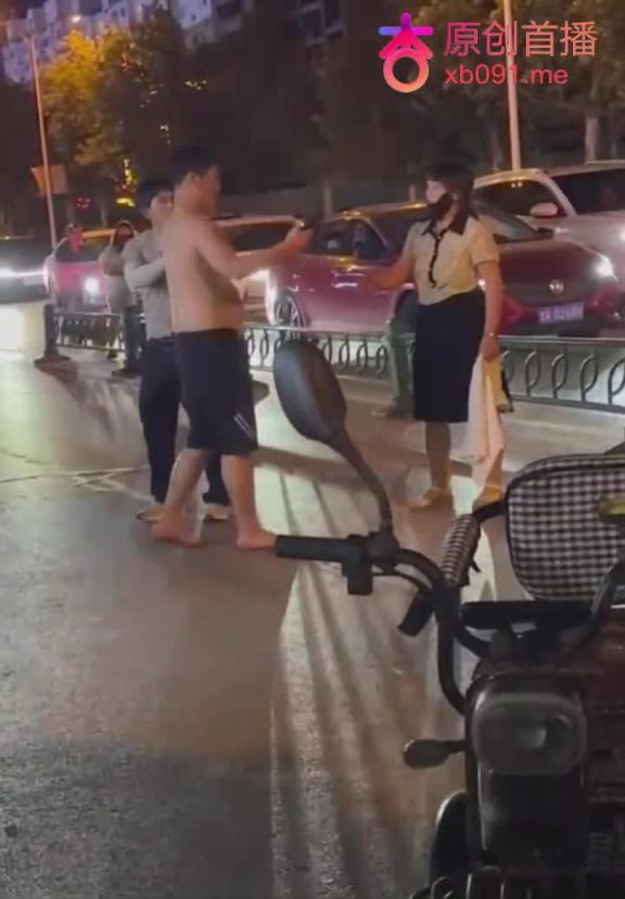 菏泽曹县万基村深夜大戏 儿子抓母出轨怒喊父 街头对峙警察急救齐上阵 预览截图 1