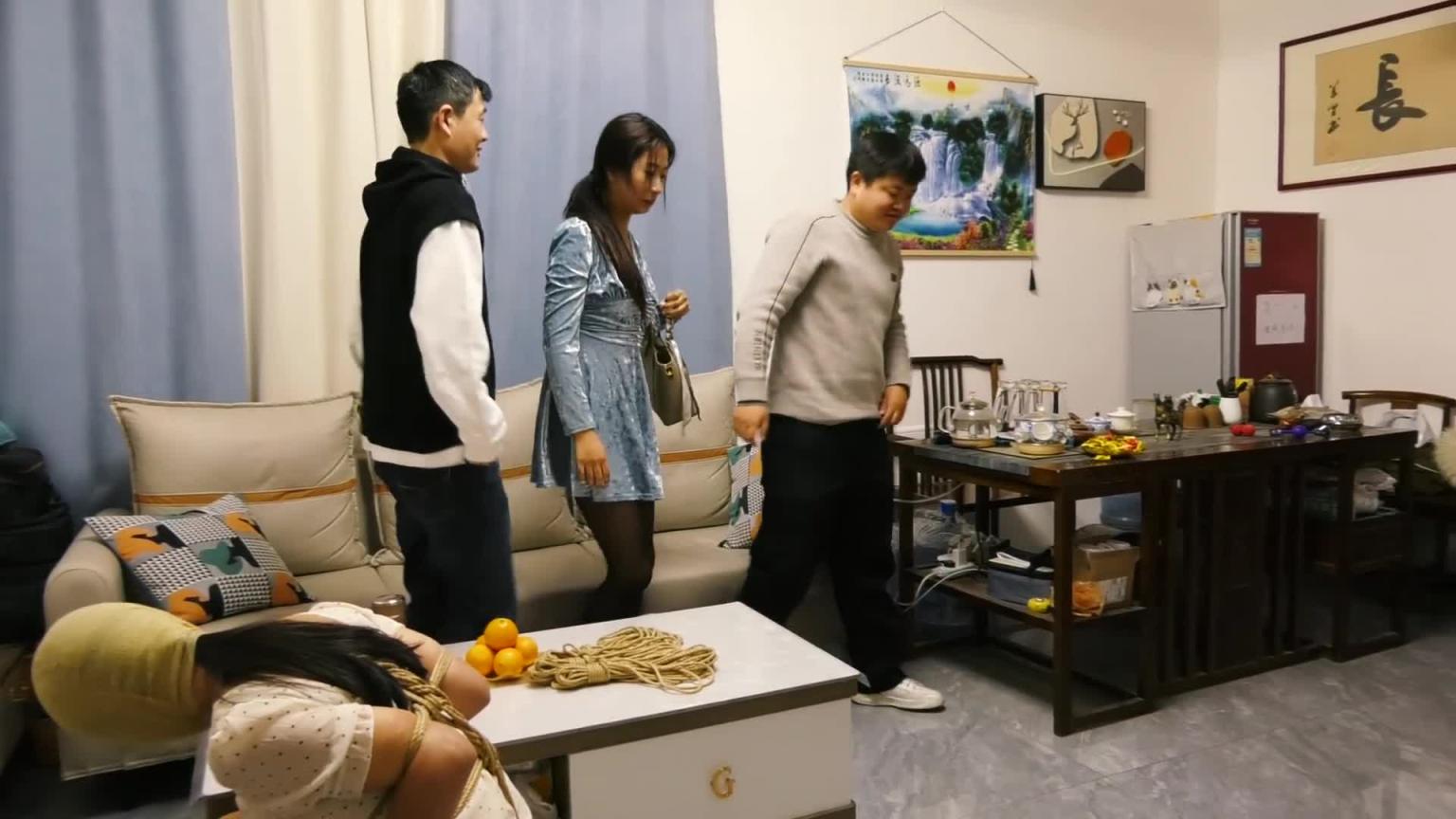 【胜景影视】《不良人妻》 第四集 女人贩被变成女仆,天天捆绑着做家务被调教 预览截图 12