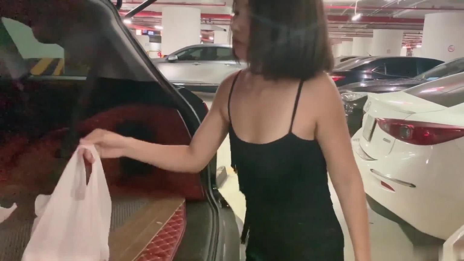 骚女孩不穿内裤逛超市,还撩起黑丝裙露出,上了车迫不及待拿出来自慰,爽喷很多淫水 预览截图 9