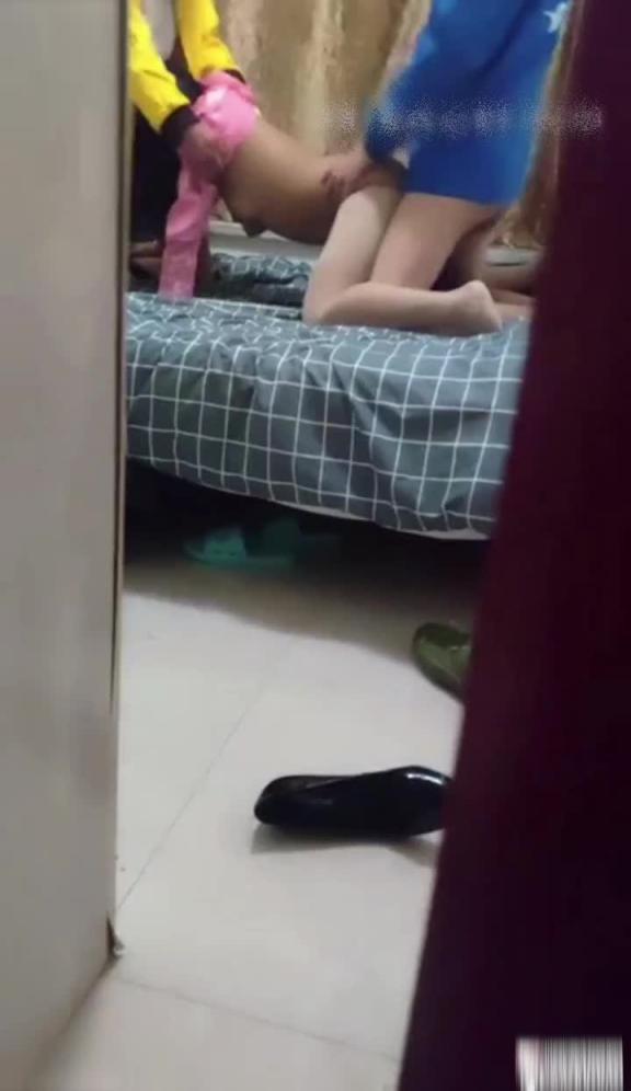 淫荡老婆同时勾引两个外卖小哥,从门口偷拍3P双飞 预览截图 9