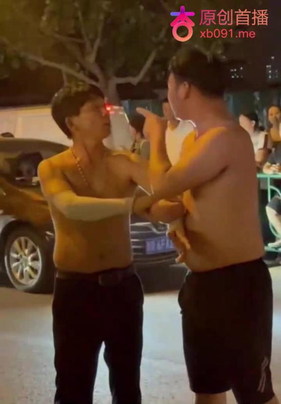 菏泽曹县万基村深夜大戏 儿子抓母出轨怒喊父 街头对峙警察急救齐上阵 预览截图 3