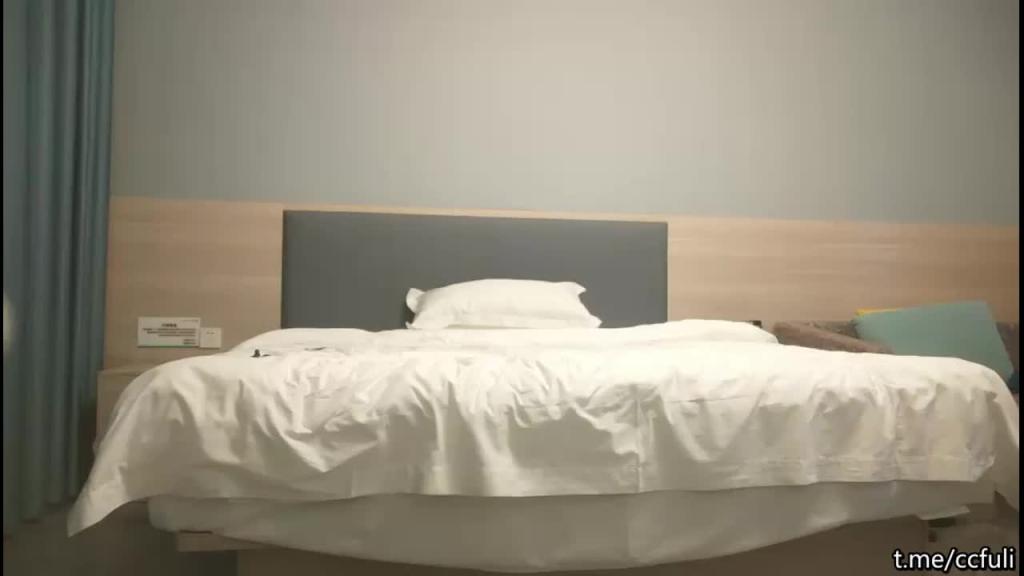 【小智探花】极品美女返场，换上古风情趣装，镜头前深喉口交，正入勐操美女很享受 预览截图 1