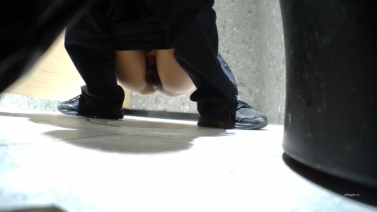 拍到鬼家运动鞋极品白虎美女跟毛毛鞋闺蜜上厕所 预览截图 11