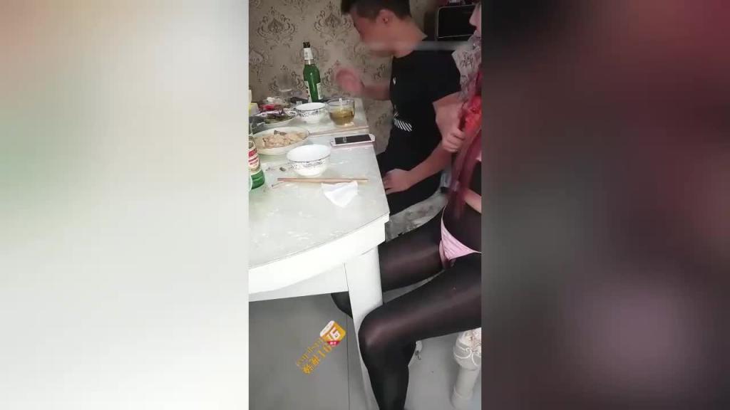 【近亲乱伦】1/2骚逼儿媳跟公公继子三批乱伦 对白真实淫荡 预览截图 8