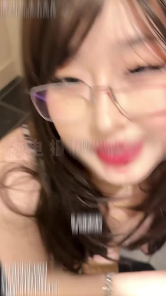 你这样盯谁可以尿啊?还不操我?欲女系眼镜痴女,超爱舔肉棒,极品淫荡女 预览截图 5