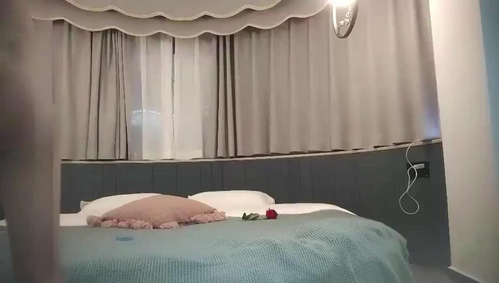 【突发的剧情也太搞笑了,又当婊子还要立牌坊】妹子觉得受到了侮辱,没有把她当人看,要退钱再也不当鸡了! 预览截图 3
