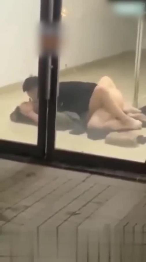 网曝门 偷拍醉酒情侣消防通道口就地正法 预览截图 7