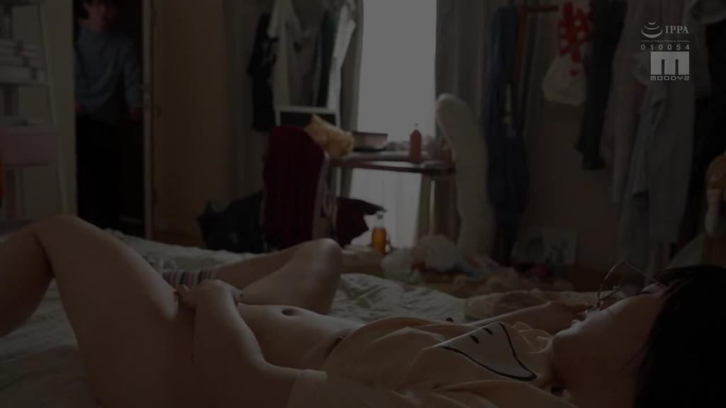 目击到丧女尼特妹妹自慰的我理性崩坏 不管她已经高潮爆走抽插 月云夜 MIDA-308 预览截图 1
