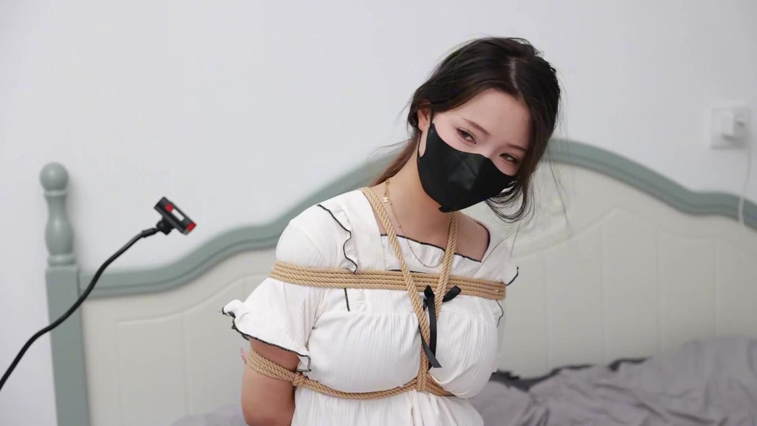【中二病】新妹子海星试镜,165,47kg,超级飒的妹子,看这个被绑起来的眼神,还以为要瞪死我哈哈,日式分腿缚,跳淡强制调教 预览截图 8