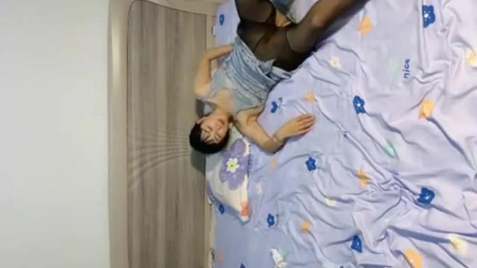 双飞老婆跟小姨子两个人一起给舔鸡巴一个吸屌一个舔蛋轮草抽插③ 预览截图 5