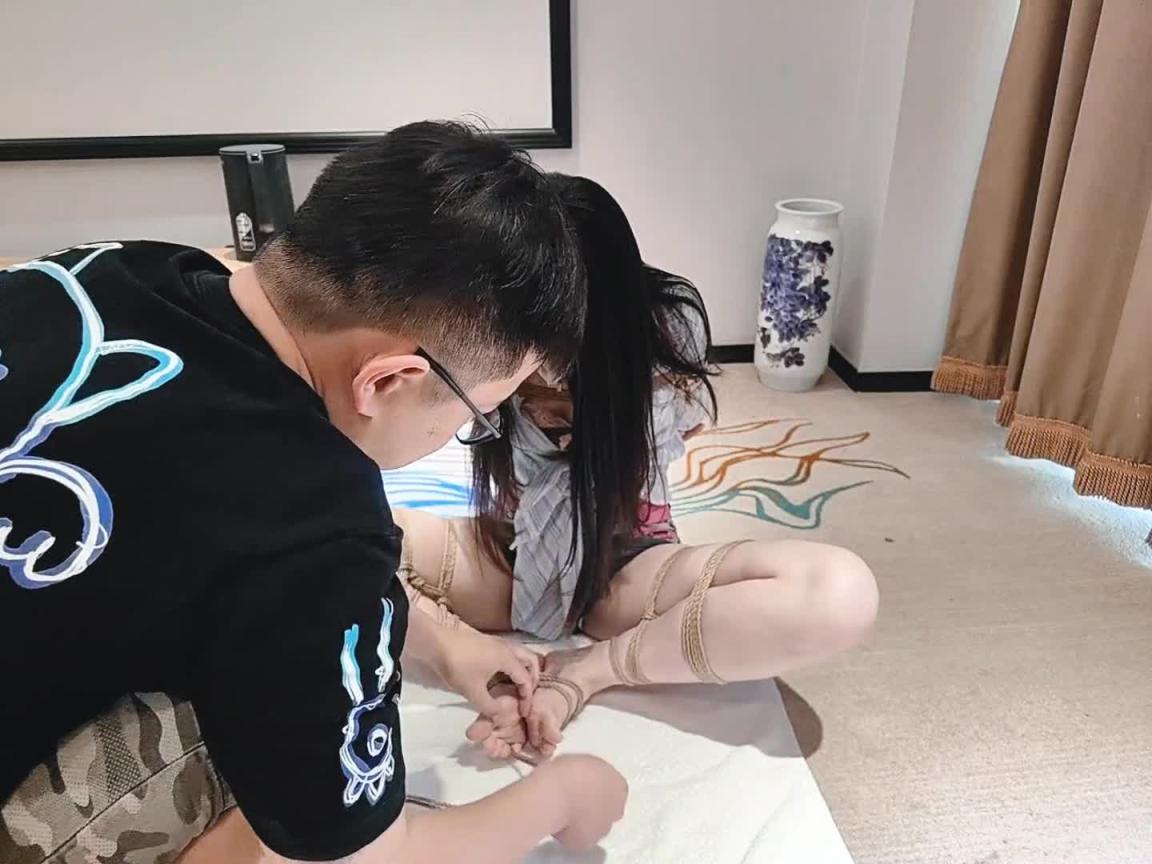 【缚仙原创】【面包】白嫩大长腿新模特绳缚初体验 海老缚 驷马放置 呆萌温柔的小姐姐说她快被绑哭了 预览截图 6