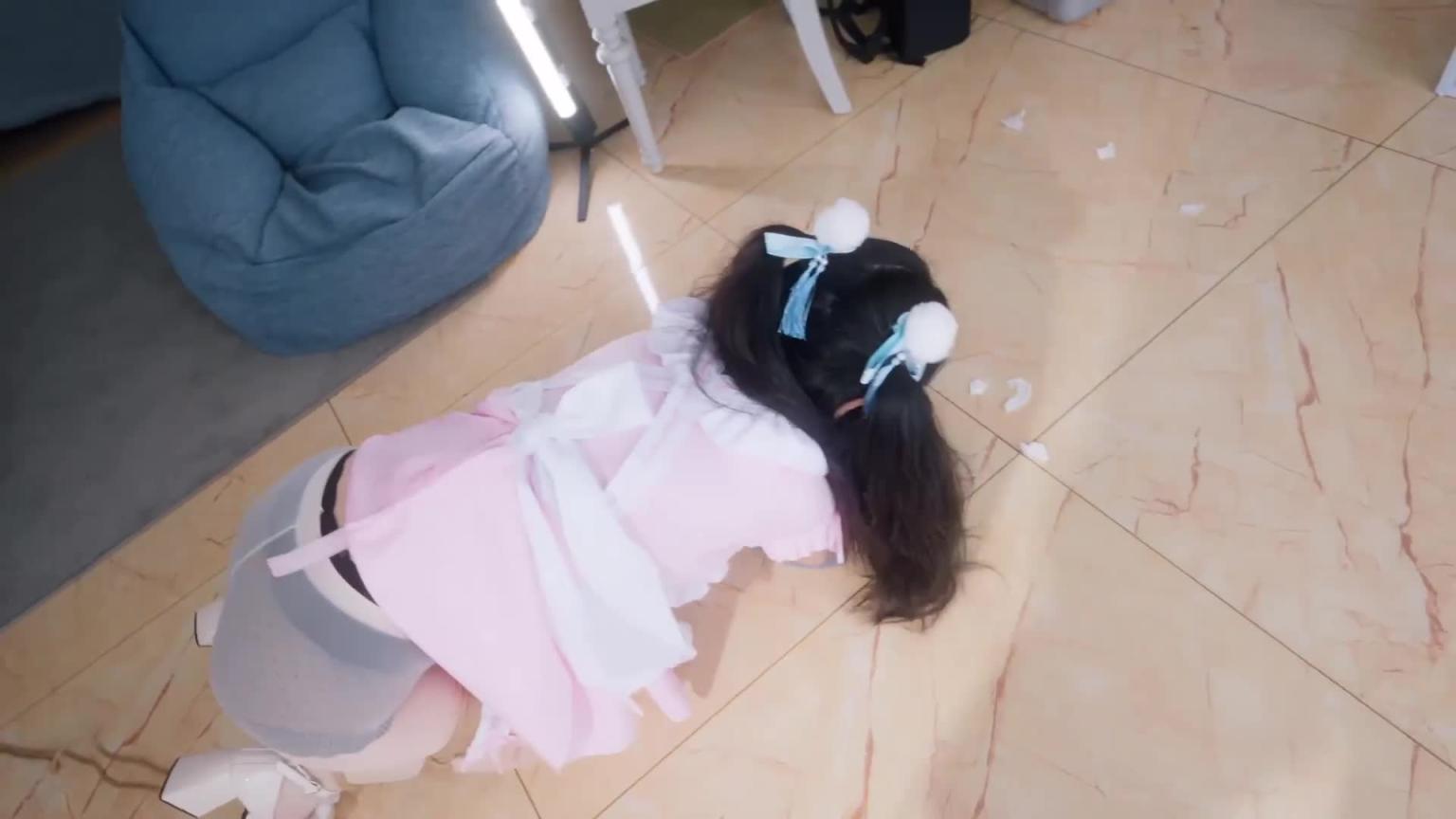 【丝米】《在劫难逃3》肉肉被换上粉色女僕装与肉色丝袜，手脚被绳索束缚成犬状，用手肘跪地擦拭地板。男人将水和烟灰倒在地上刁难。踹倒在丝袜里塞入按压。随后开腿捆绑 预览截图 1