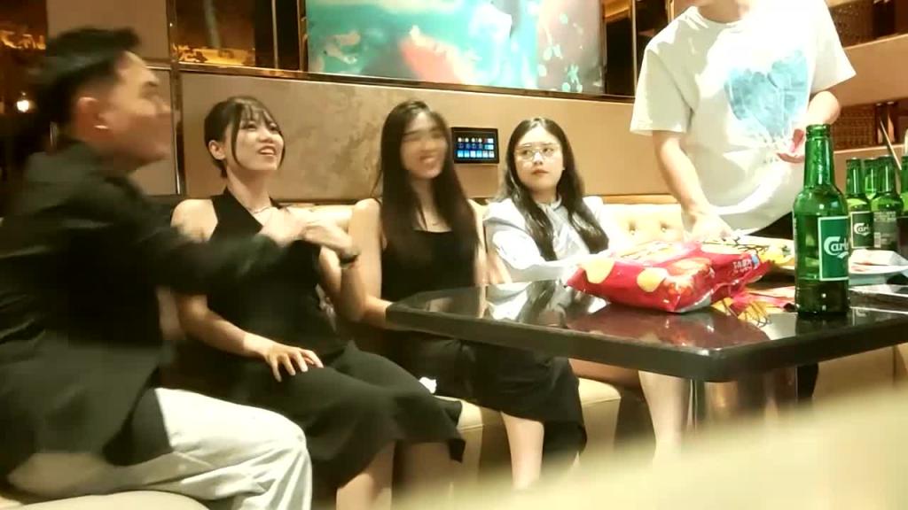 ①【真实换妻】3对极品情侣游妻群P,美娇妻被男人前后夹击高潮 预览截图 5