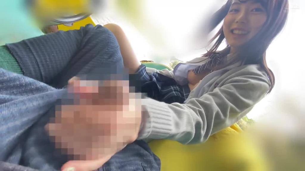 乳头露出 与喜欢舔棒的露出妹子经常玩弄乳头敏感露出约会 SUN-017 预览截图 4
