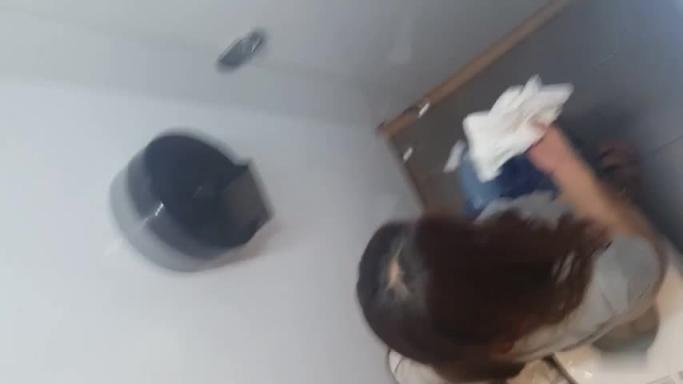 【经典厕拍】变态男潜入女厕TP被发现后的惊魂尖叫! 预览截图 2