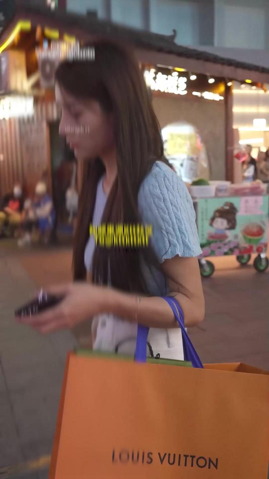 街拍抄底偷拍超短包臀白色牛仔裙美女逛街,一路跟拍粉色丁字裤 牛仔裙自带一条很细的内衬 预览截图 2