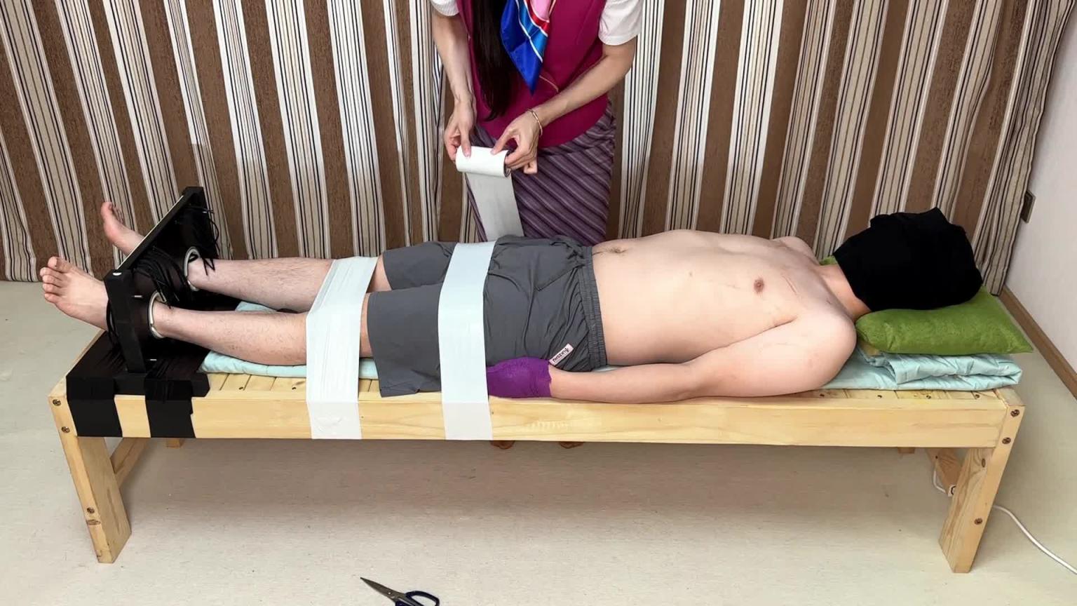 【黑魔法师】尾随空姐被抓住的倒霉男子,屁股被塞上充气塞子,乳T郊狼电击乳夹,脚枷,丝责 预览截图 1