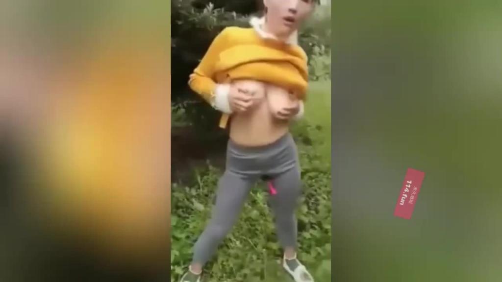 【母子乱伦】变态骚妈逼夹跳蛋跟儿子到农村露出乱伦 深喉大鸡巴 抠逼后入 被人发现换个地方继续操 对白淫荡 超刺激! 预览截图 3
