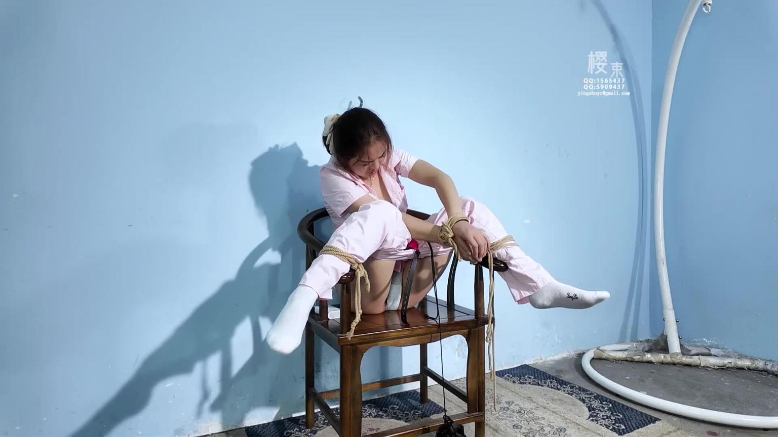 【樱束原创】《被绑小护士》工作一天的小护士回到家就躺床上睡着了歹徒偷摸进入房间都没听到!小护士被迷晕歹徒收刮完财务后起了色心将美丽的小护士绑在了椅子上准备好好享用一番 预览截图 10