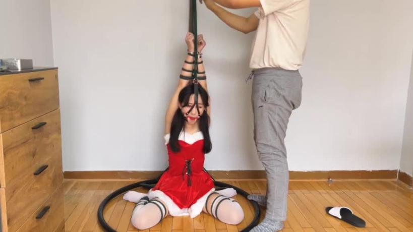 漂亮妹子圣诞装硬核挠痒双足同时tk,指铐+手铐麻绳 预览截图 5
