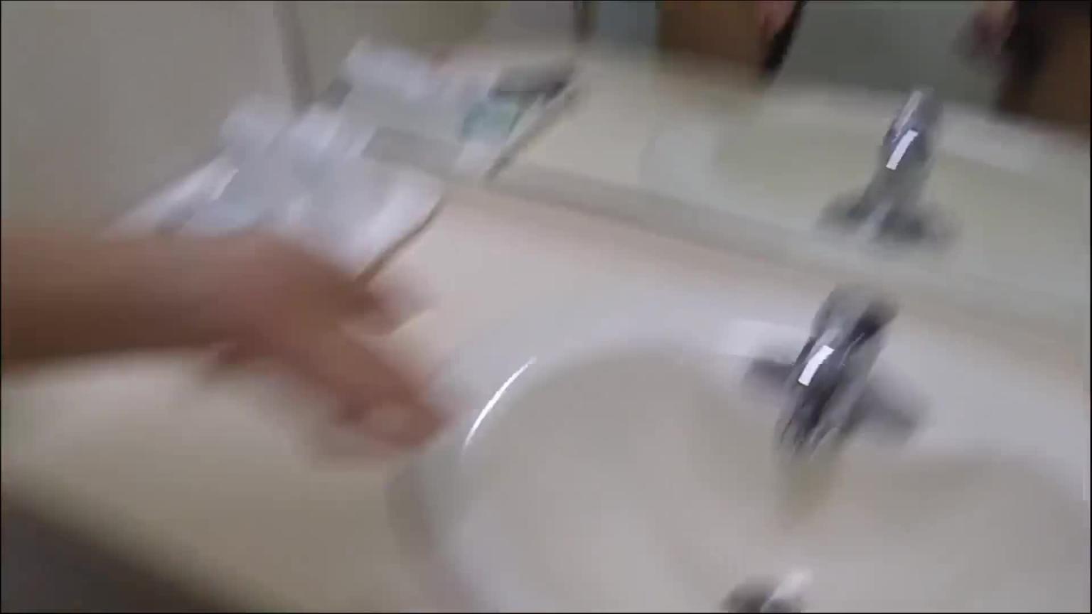 刚下班的银行小白领在洗手间一边和王经理打电话开一边 预览截图 7
