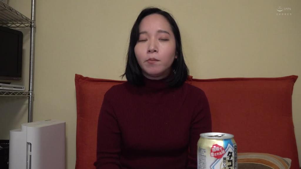在小吃店工作的可爱又淫荡的女孩。从轻松的色情聊天到粗俗的高潮,她潮吹,翻白眼,呻吟,最后被鸡巴操翻了。 BLOR-273 预览截图 1