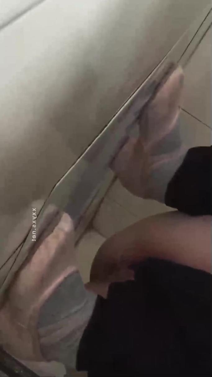 潜入舞蹈培训班_偷拍两位漂亮的女学员嘘嘘 预览截图 9