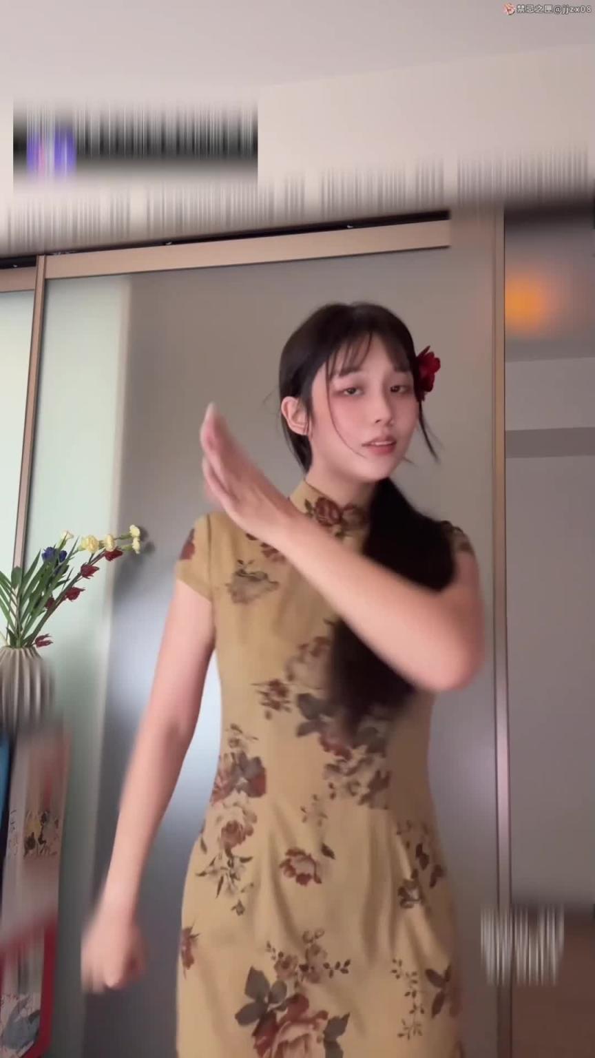 活力甜美的骚舞网红 玉米 旗袍解开露黑丝内衣，直接跳进我鸡巴里 预览截图 5