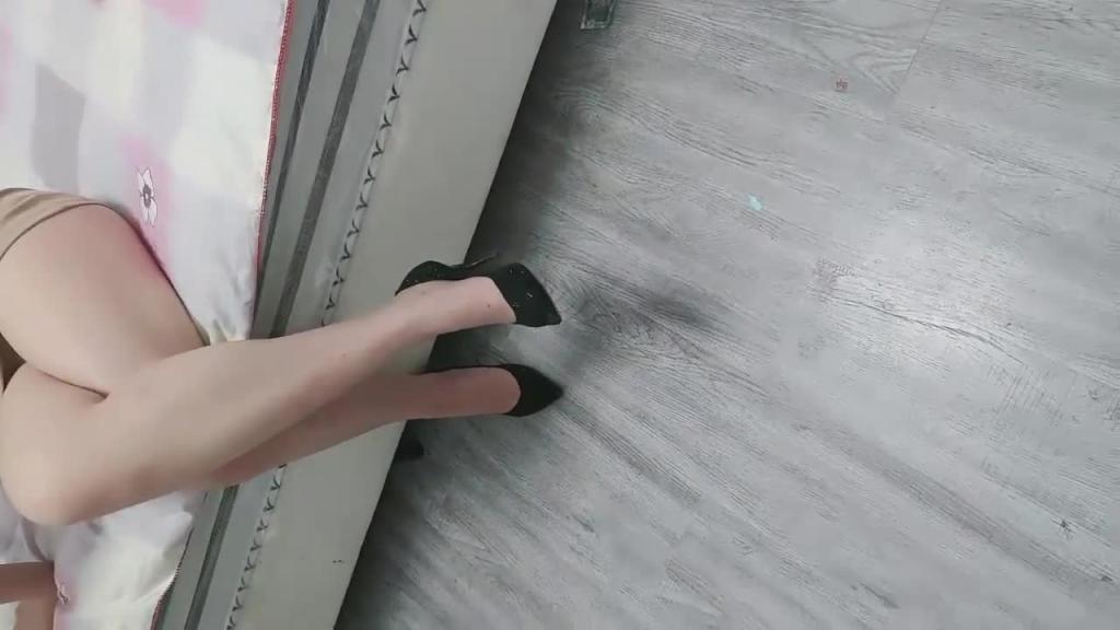 表弟搞女啊!这个是什么逼?穿上网袜黑他足交 预览截图 1
