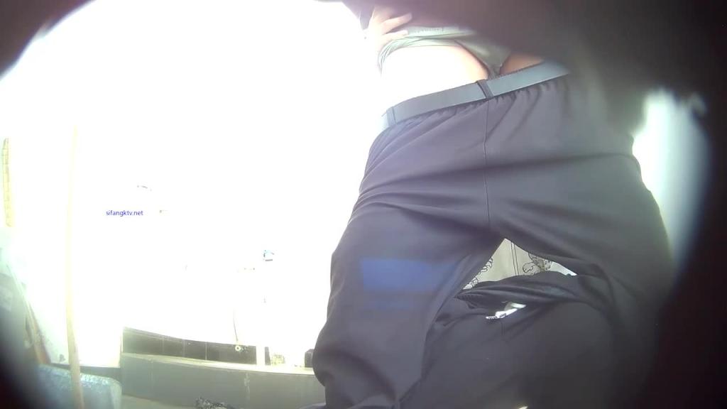 大神潜入路边公园蹲厕全景偷拍卧槽!一对情侣在里面直接开炮 预览截图 4