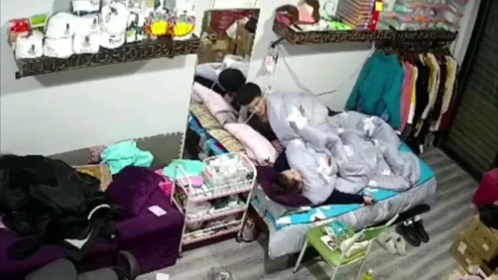 【监控破解】真实母子乱伦高中儿子恋母癖强上亲妈! 预览截图 6