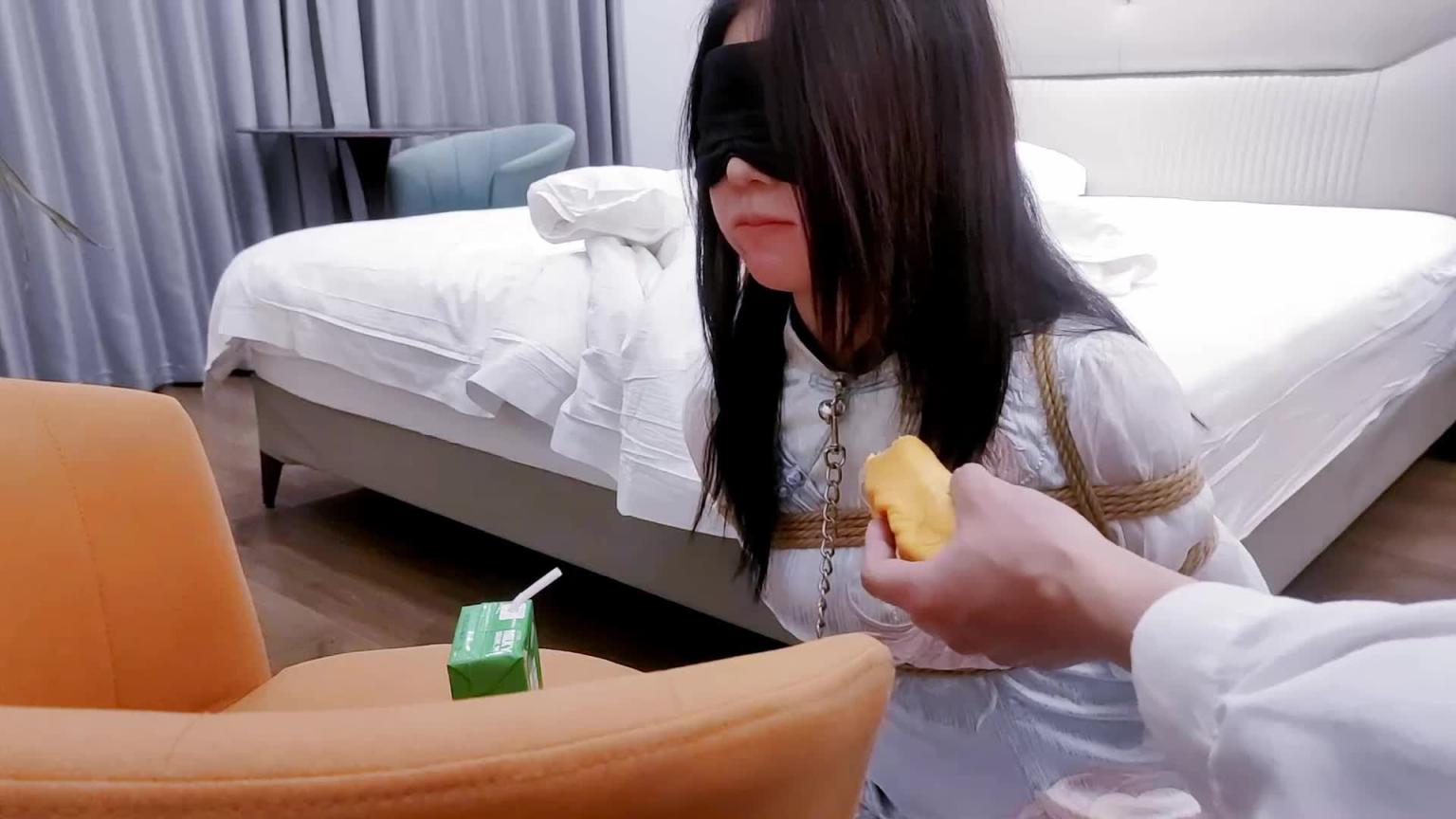【嗷大喵】《圈养系》-蒙眼塞嘴在睡觉+掀开被子原来被日式紧缚绑着 预览截图 2