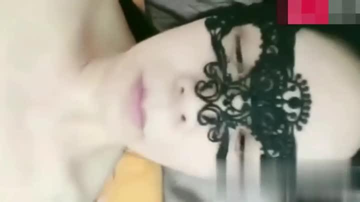 【最新母子乱伦】人民教师妈妈也下海黄播了,在沙发上大秀被亲儿子从背后抱住强操内射 预览截图 12