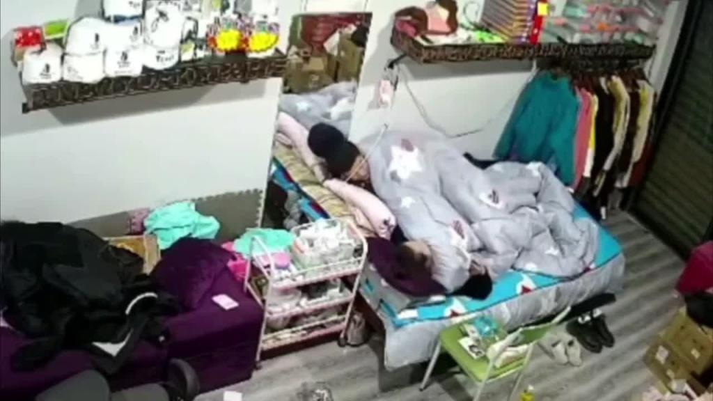 【监控破解】真实母子乱伦高中儿子恋母癖强上亲妈! 预览截图 3